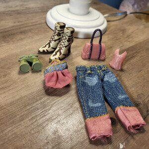 Bratz lot of 7 clothes + Accessories top, pants, bag and pair of shoes